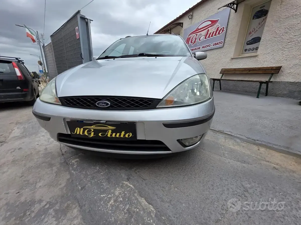 Usata Ford Focus Zetec 100 CV (73 kW) 2004 Grigio Berlina