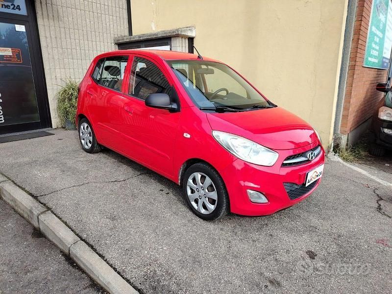 Rosso metallizzato Usata 2012 Hyundai i10 Edition Due volumi | 4200 € (Buon prezzo) - Immagine 1/4