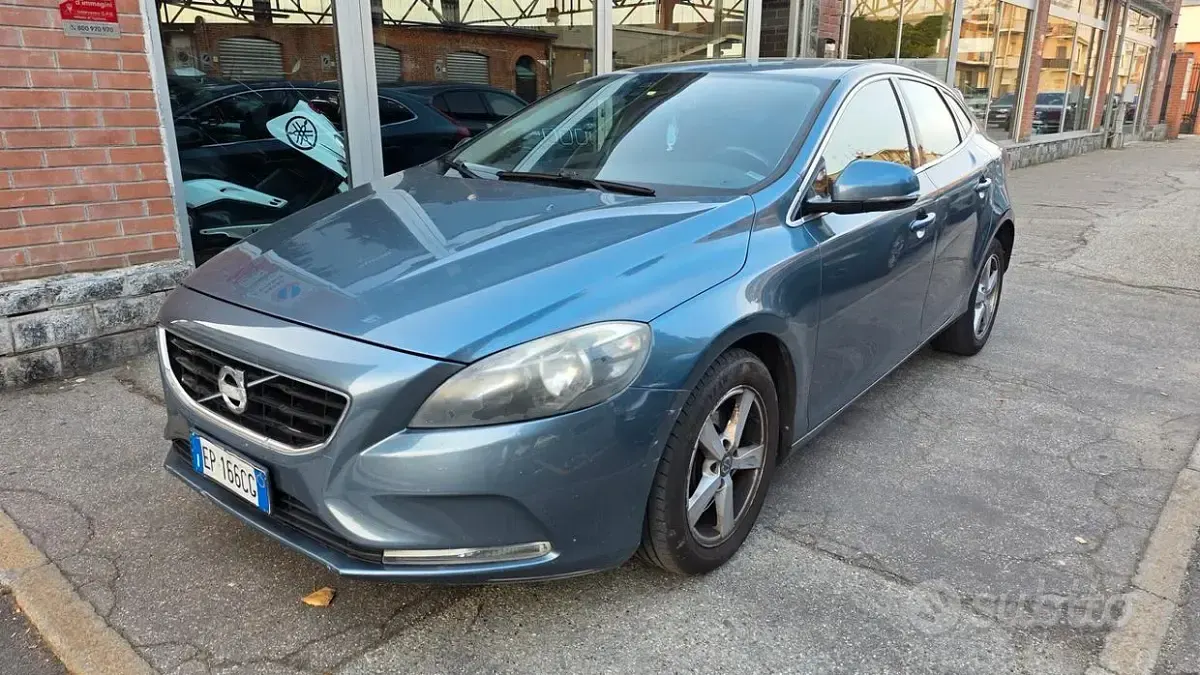Usata Volvo V40 Momentum 150 CV (110 kW) 2013 Blu Berlina