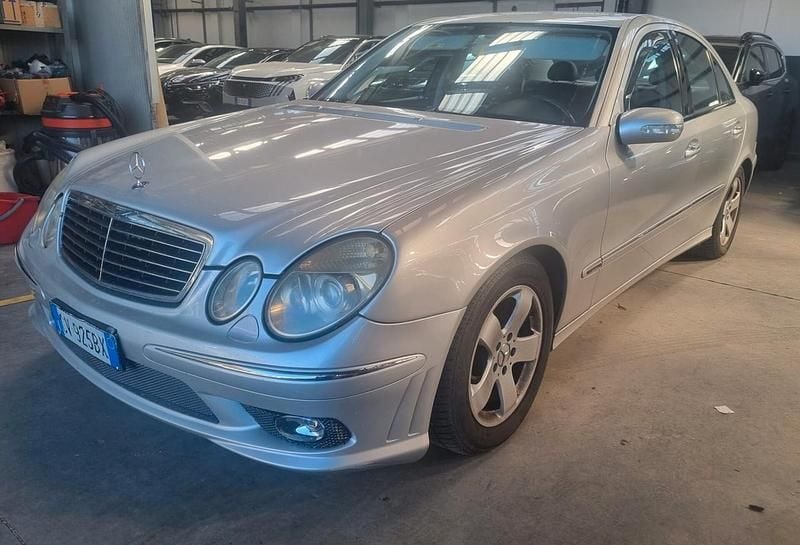 Usata Mercedes E270 Avantgarde 177 CV (130 kW) 2005 Argento Berlina