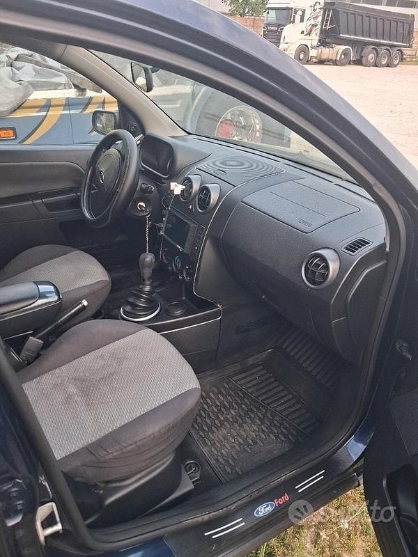 Usata Ford Fusion 68 CV (50 kW) 2005 Blu Utilitaria