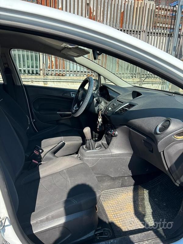 Usata Ford Fiesta 92 CV (67 kW) 2013 Bianco Utilitaria