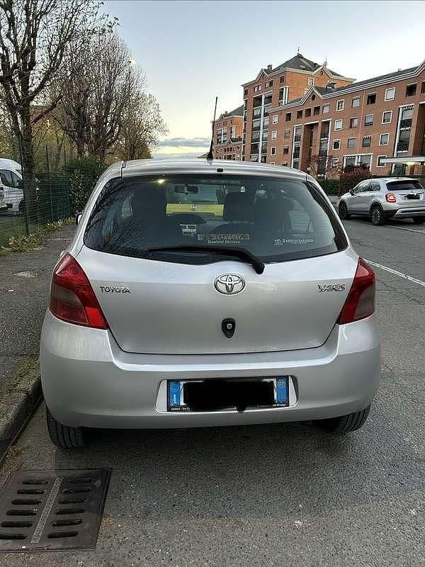 Usata Toyota Yaris Luna 86 CV (63 kW) 2007 Argento Utilitaria