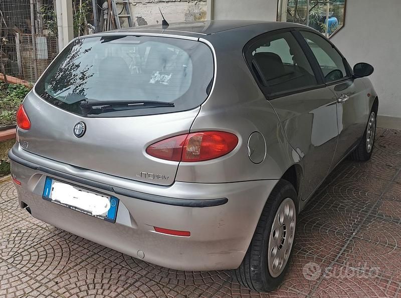Usata Alfa Romeo 147 140 CV (102 kW) 2003 Grigio Utilitaria