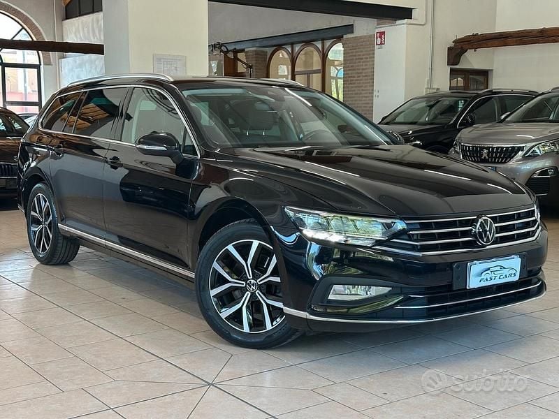 Usata VW Passat Elegance 150 CV (110 kW) 2022 Nero Station wagon