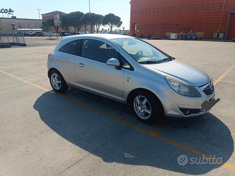Usata Opel Corsa 85 CV (62 kW) 2011 Grigio Utilitaria