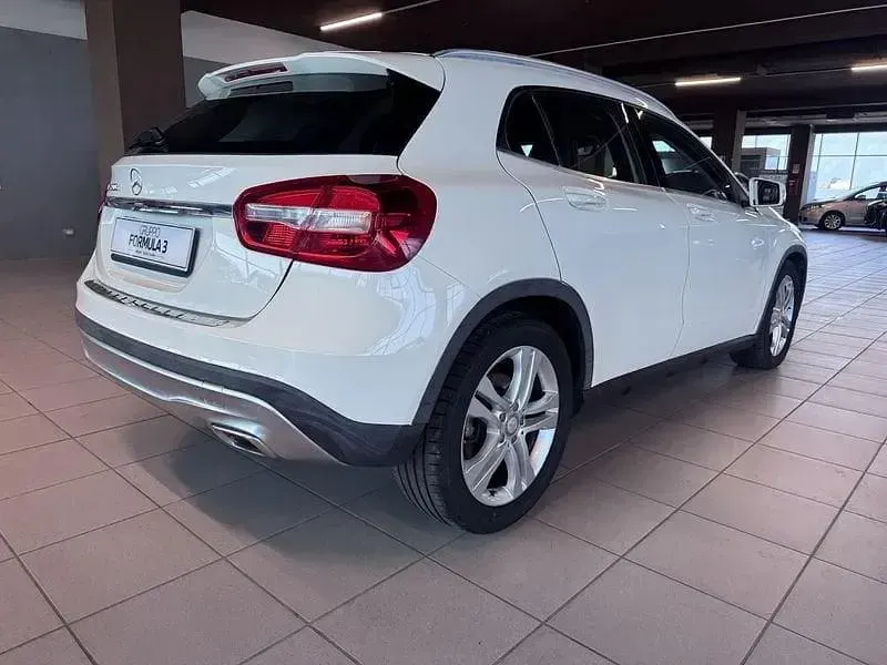 Usata Mercedes GLA200 135 CV (99 kW) 2016 Bianco SUV