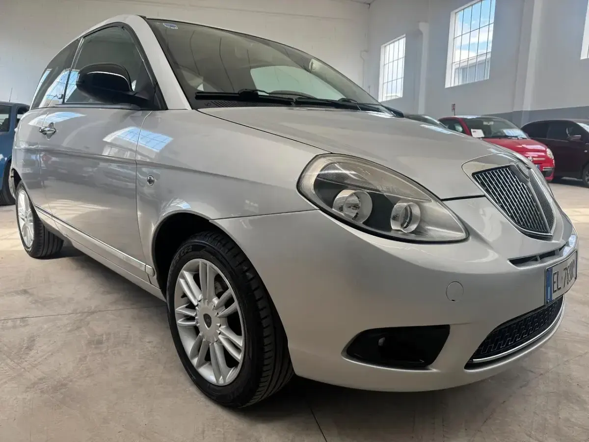Usata Lancia Ypsilon 69 CV (50 kW) 2011 Argento Utilitaria