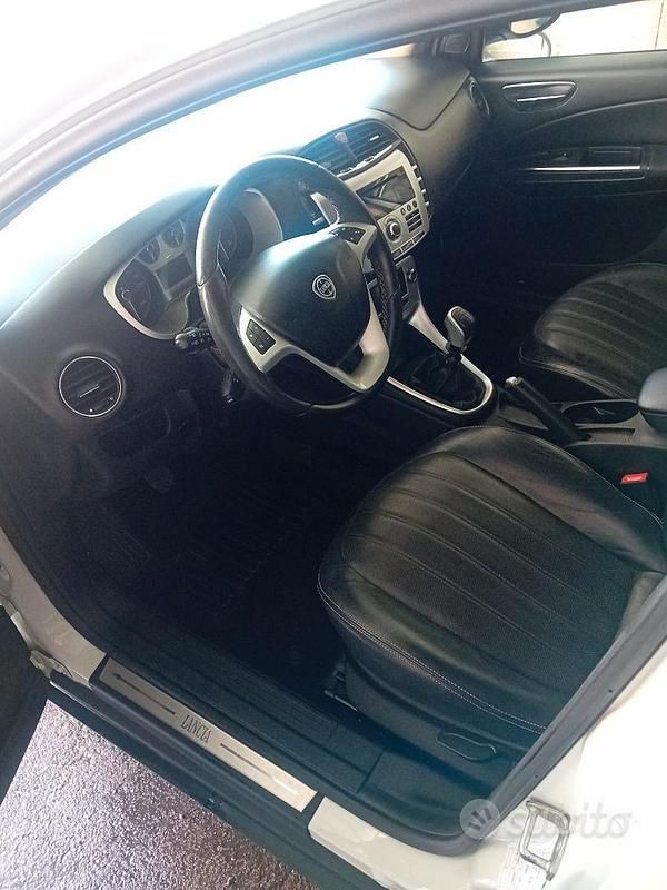 Usata Lancia Delta 120 CV (88 kW) 2013 Utilitaria