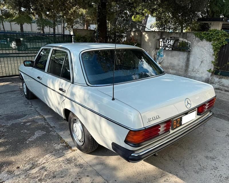 Usata Mercedes 200 94 CV (69 kW) 1979 Bianco Berlina