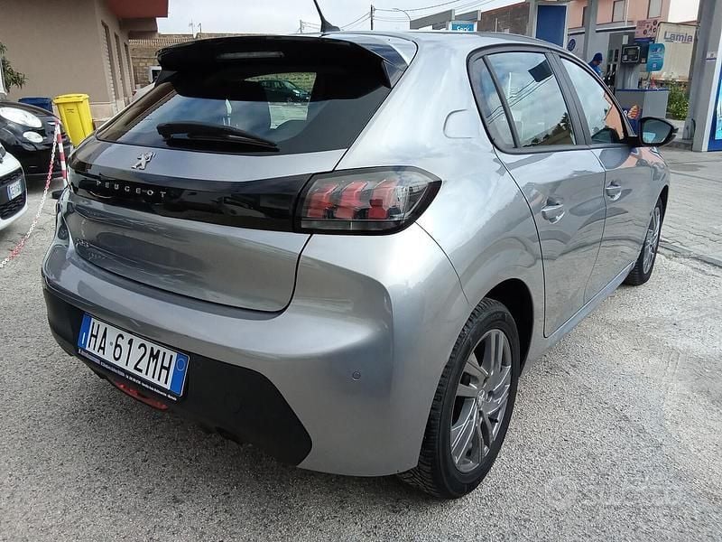 Usata Peugeot 208 Allure 75 CV (55 kW) 2022 Grigio Utilitaria