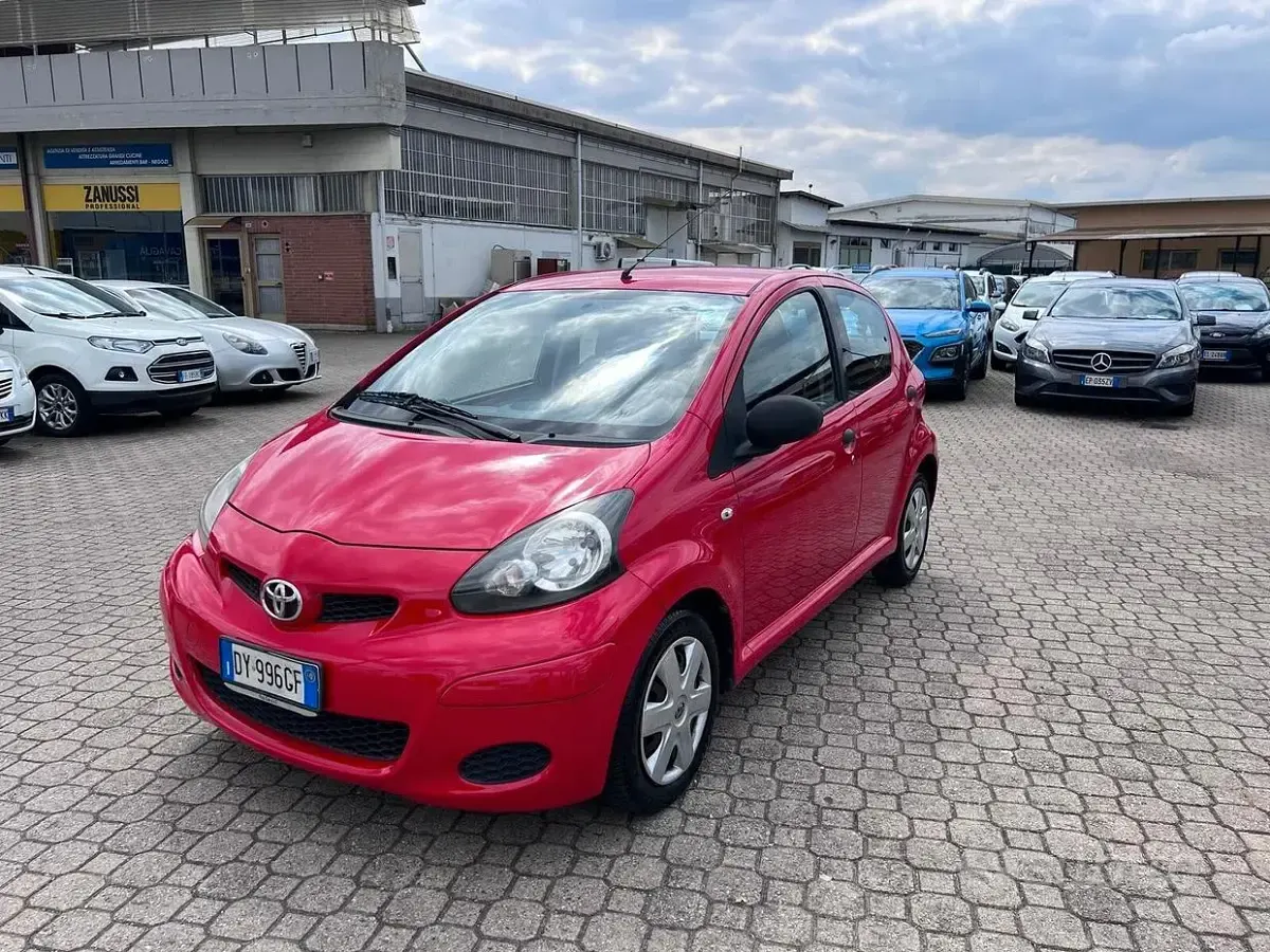 Usata Toyota Aygo 68 CV (50 kW) 2010 Rosso Utilitaria