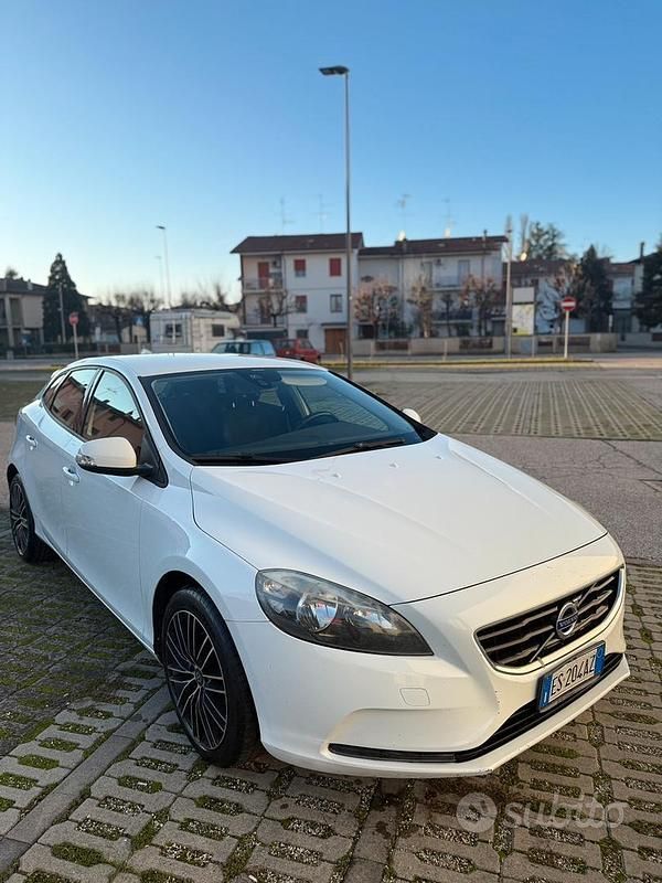 Bianco Usata 2013 Volvo V40 R-Design Tre volumi | 7600 € (Molto cara) - Immagine 1/4