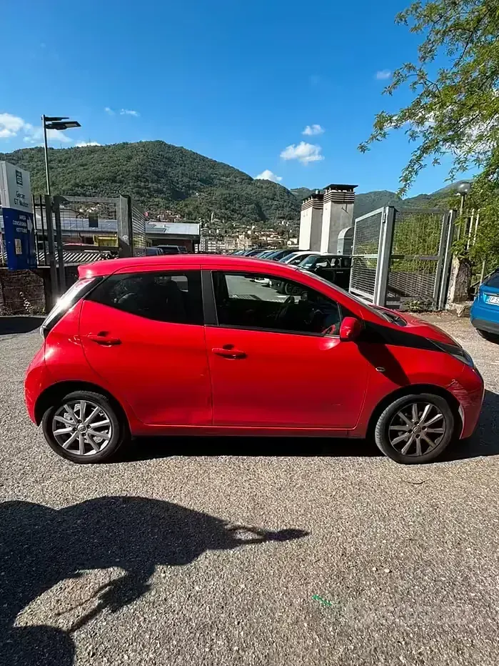 Usata Toyota Aygo 69 CV (50 kW) 2015 Rosso Utilitaria