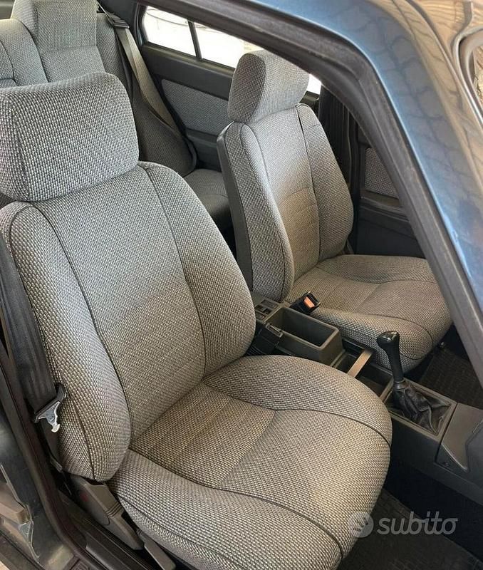 Usata Alfa Romeo 75 120 CV (88 kW) 1987 Blu Berlina