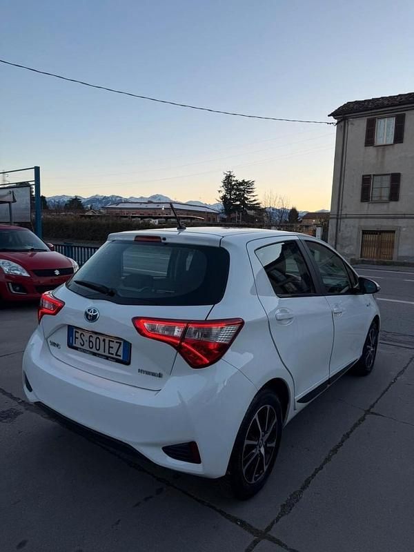 Usata Toyota Yaris Hybrid Cool 73 CV (53 kW) 2019 Bianco Berlina