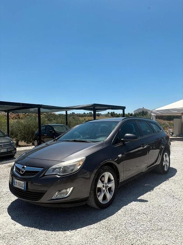 Usata Opel Astra Cosmo 110 CV (80 kW) 2012 Blu Berlina