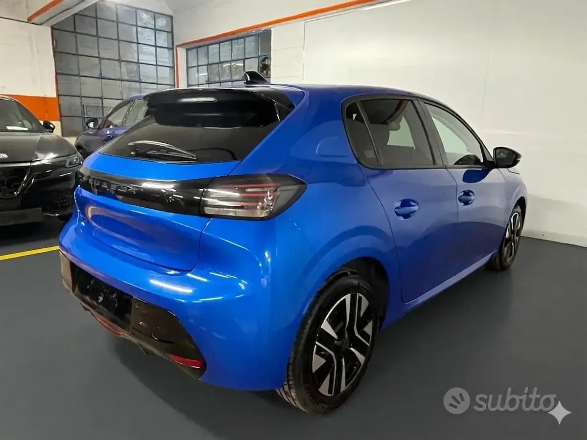Usata Peugeot 208 Allure+ 101 CV (74 kW) 2024 Blu Utilitaria