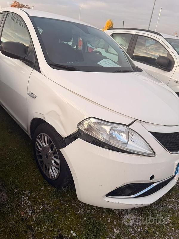 Usata Lancia Ypsilon 69 CV (50 kW) 2016 Utilitaria