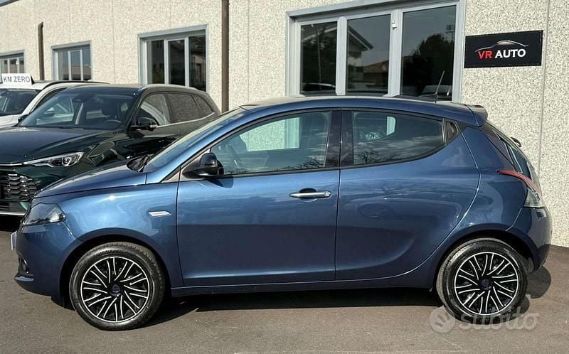 Usata Lancia Ypsilon Gold 69 CV (50 kW) 2022 Blu/azzurro Utilitaria