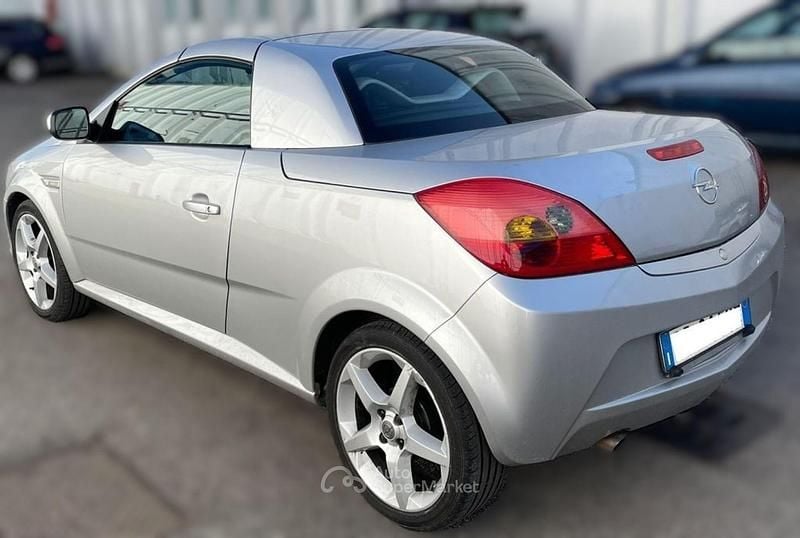 Usata Opel Tigra Sport 90 CV (66 kW) 2007 Argento metallizzato Cabrio