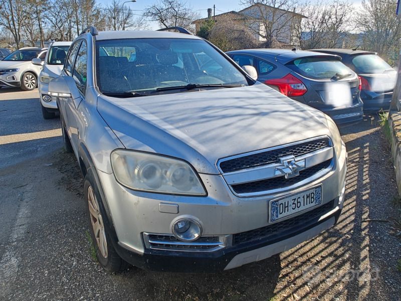Argento Usata 2007 Chevrolet Captiva SUV | 2800 € (Buon prezzo) - Immagine 1/4