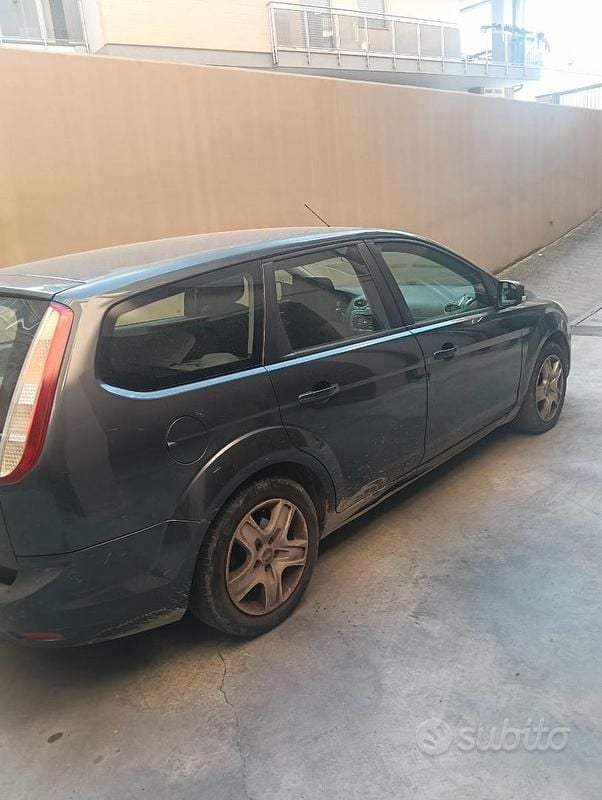 Usata Ford Focus 110 CV (80 kW) 2010 Grigio Station wagon