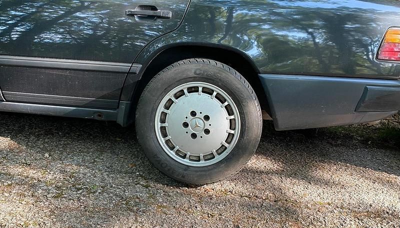 Usata Mercedes E300 188 CV (138 kW) 1987 Grigio Berlina