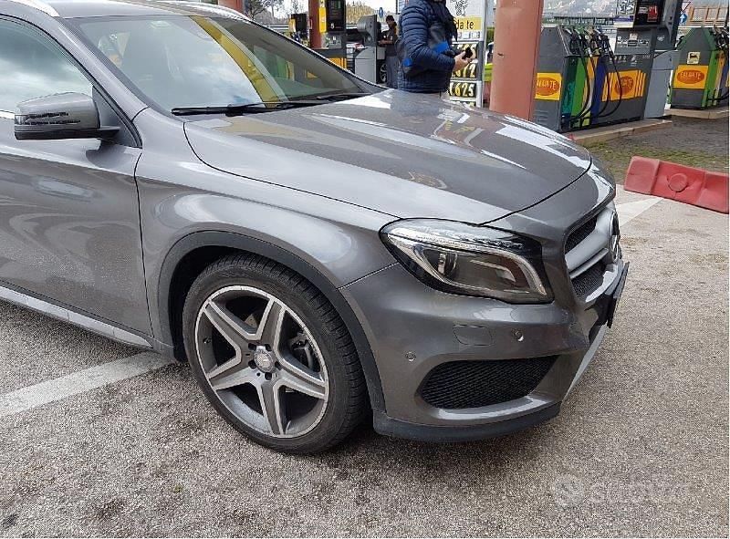 Usado Mercedes GLA200 AMG 136 CV (100 kW) 2015 Gris SUV
