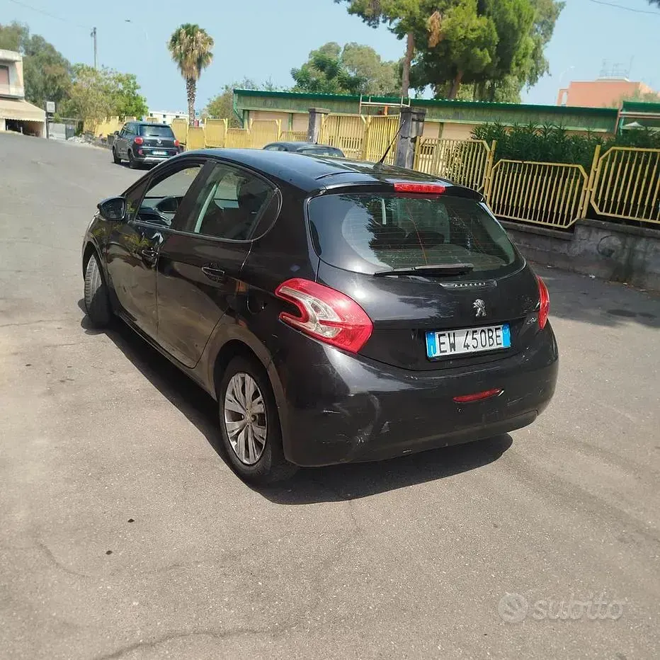Usata Peugeot 208 68 CV (50 kW) 2014 Nero Utilitaria