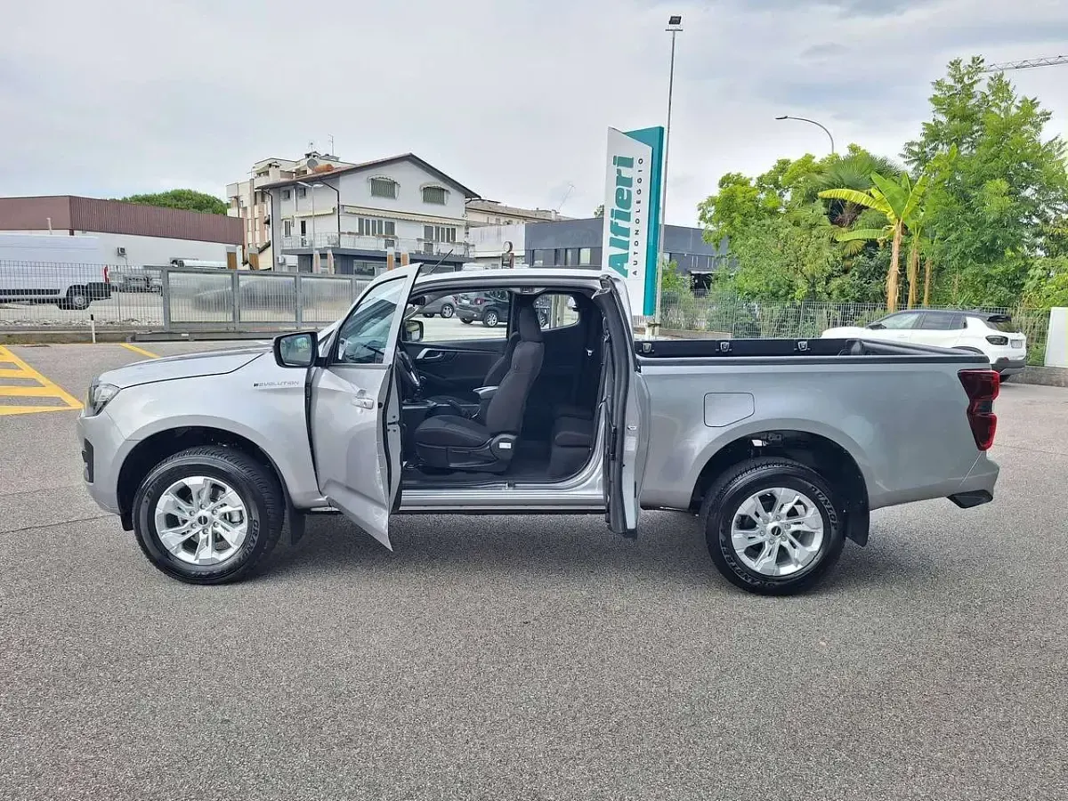 Nuova Isuzu D-Max 163 CV (119 kW) 2026 Mercury silver Pick-up