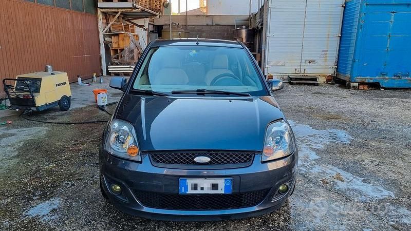Usata Ford Fiesta 68 CV (50 kW) 2006 Utilitaria