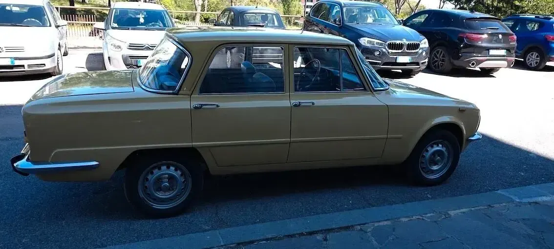 Usata Alfa Romeo Giulia 1300 Super 92 CV (67 kW) 1977 Giallo Berlina