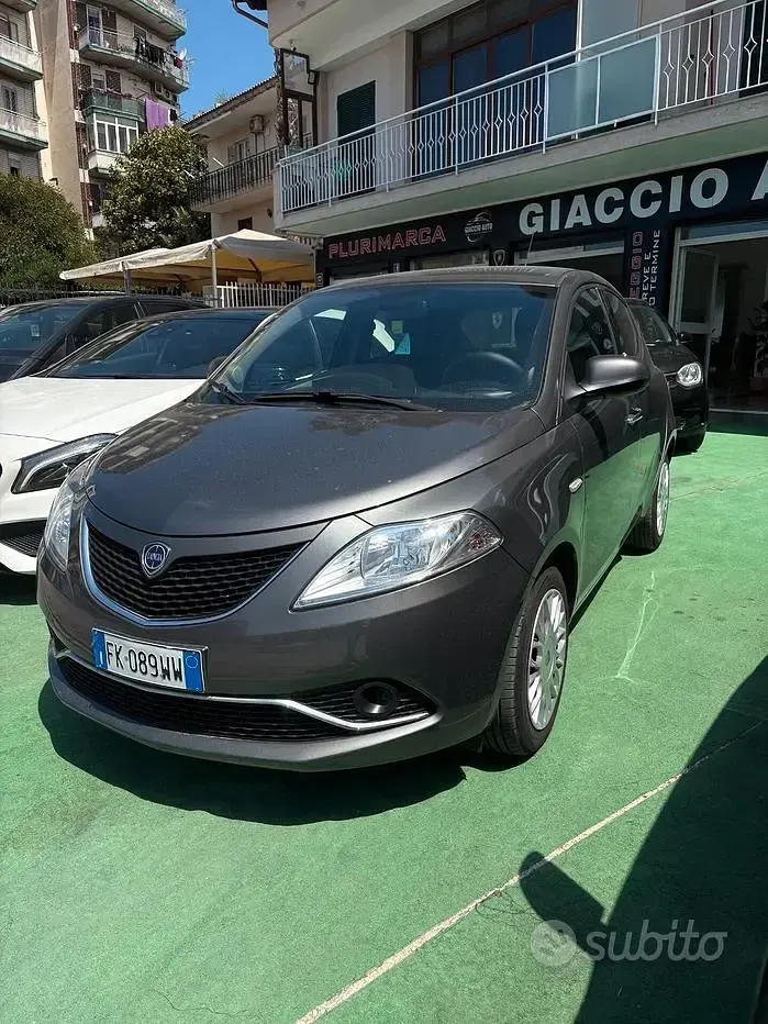 Usata Lancia Ypsilon Silver 69 CV (50 kW) 2017 Grigio Utilitaria