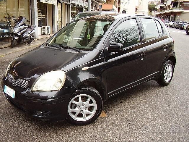 Usata Toyota Yaris 65 CV (47 kW) 2005 Nero Berlina