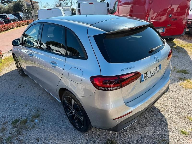 Usata Mercedes B200 Night 150 CV (110 kW) 2021 Argento Monovolume