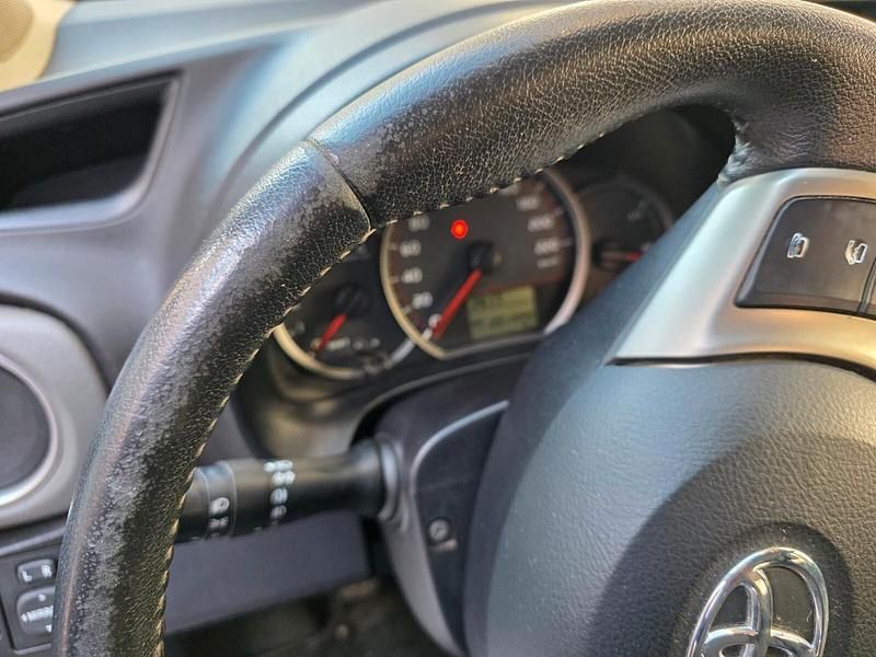 Usata Toyota Yaris Lounge 90 CV (66 kW) 2014 Grigio Berlina