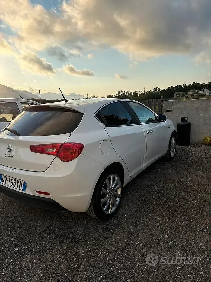 Usata Alfa Romeo Giulietta 105 CV (77 kW) 2012 Bianco Utilitaria