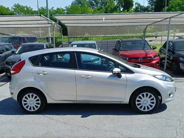 Usata Ford Fiesta 60 CV (44 kW) 2011 Argento Berlina