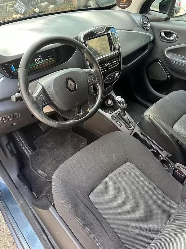 Usado Renault Zoe Intens 67 kW (92 CV) 2018 Gris Utilitario