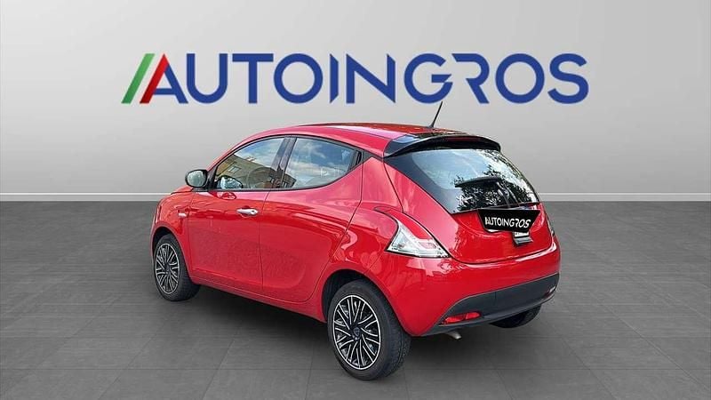 Usata Lancia Ypsilon Gold 69 CV (50 kW) 2023 Rosso amore Utilitaria