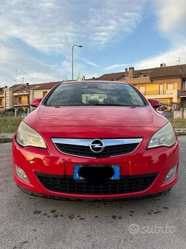 Rosso Usata 2010 Opel Astra Tre volumi | 2500 € (Buon prezzo) - Immagine 1/4