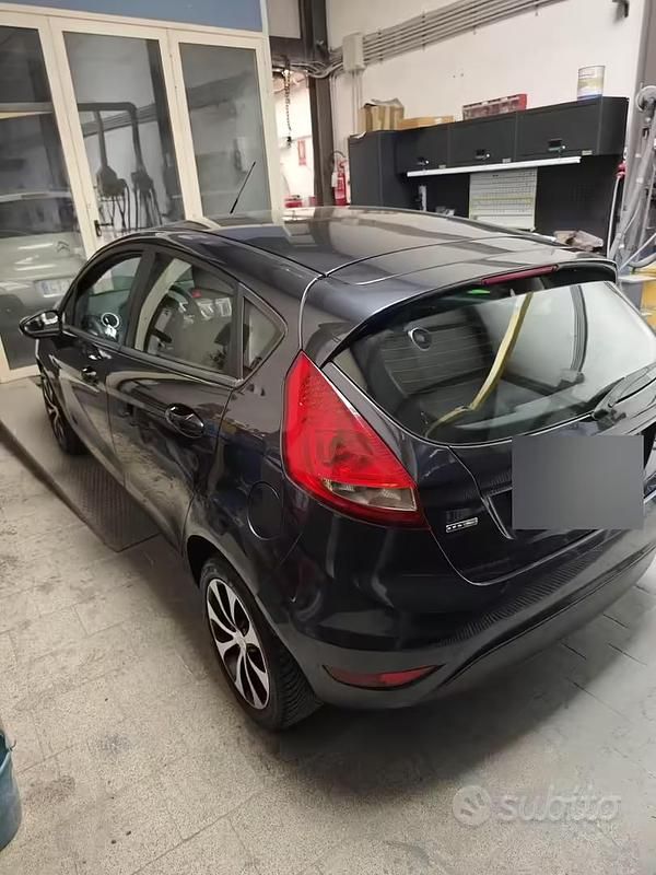 Usata Ford Fiesta 68 CV (50 kW) 2011 Marrone Utilitaria