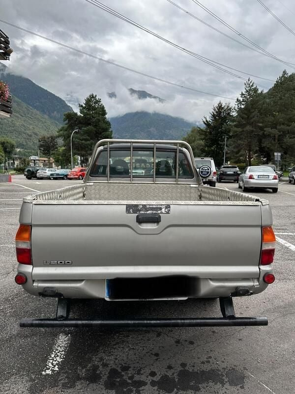 Usata Mitsubishi L200 115 CV (84 kW) 2001 Grigio Pick-up