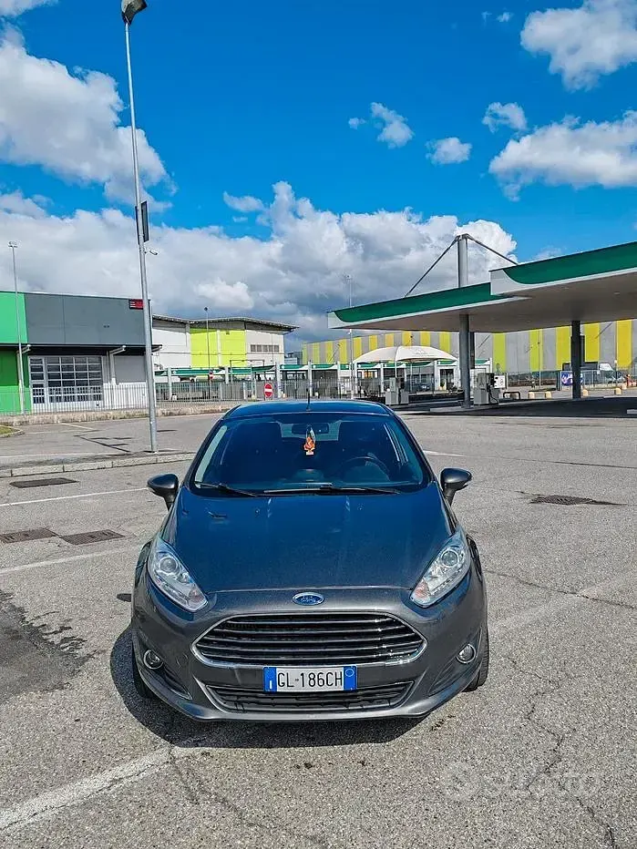 Usata Ford Fiesta Titanium 100 CV (73 kW) 2017 Grigio Utilitaria