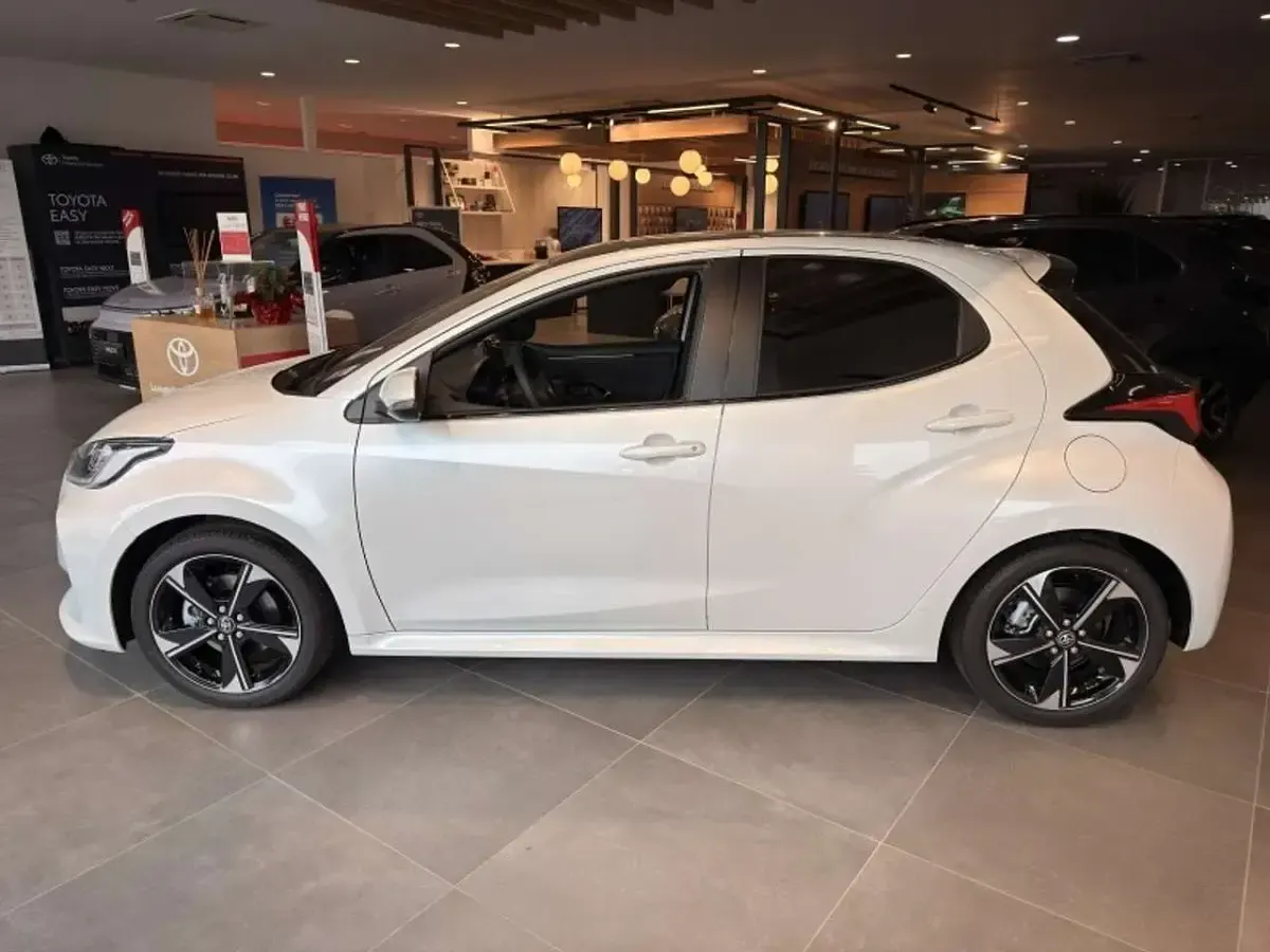 Nuova Toyota Yaris Premium 92 CV (67 kW) 2026 Platinum white Utilitaria