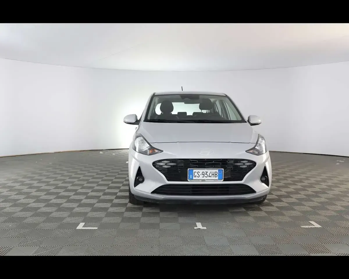 Usata Hyundai i10 67 CV (49 kW) 2024 Lumen grey Utilitaria