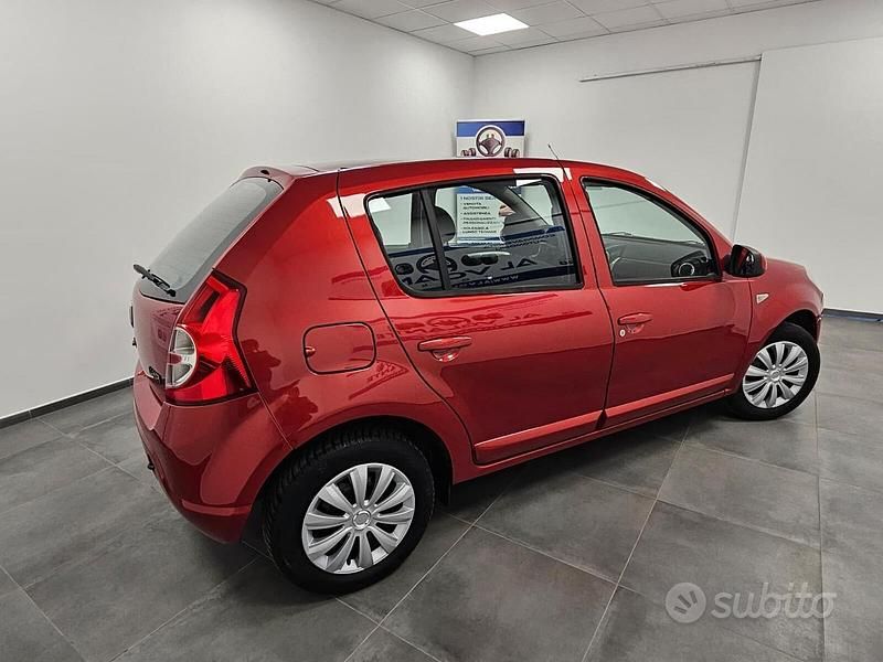 Usata Dacia Sandero Lauréate 75 CV (55 kW) 2009 Rosso Berlina