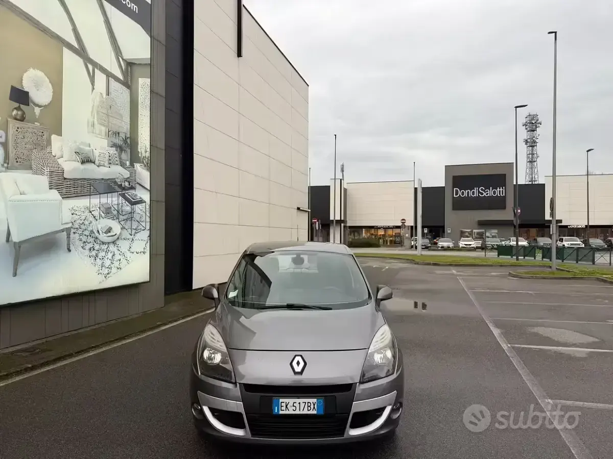 Usata Renault Scenic E-Tech Luxe 110 CV (80 kW) 2011 Grigio Monovolume