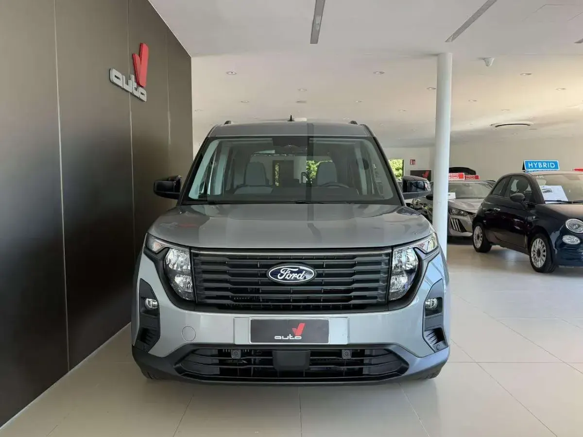 Usata Ford Tourneo Courier Titanium 125 CV (91 kW) 2025 Argento Monovolume